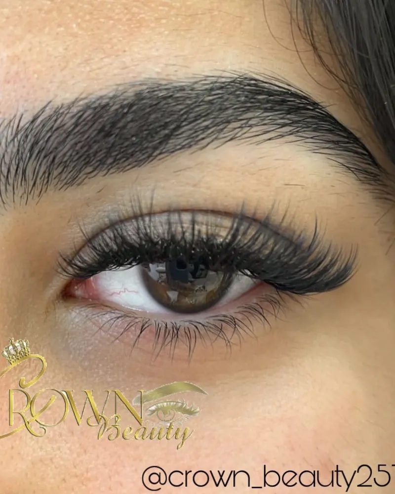 Fluffy lash extensions with defined brows