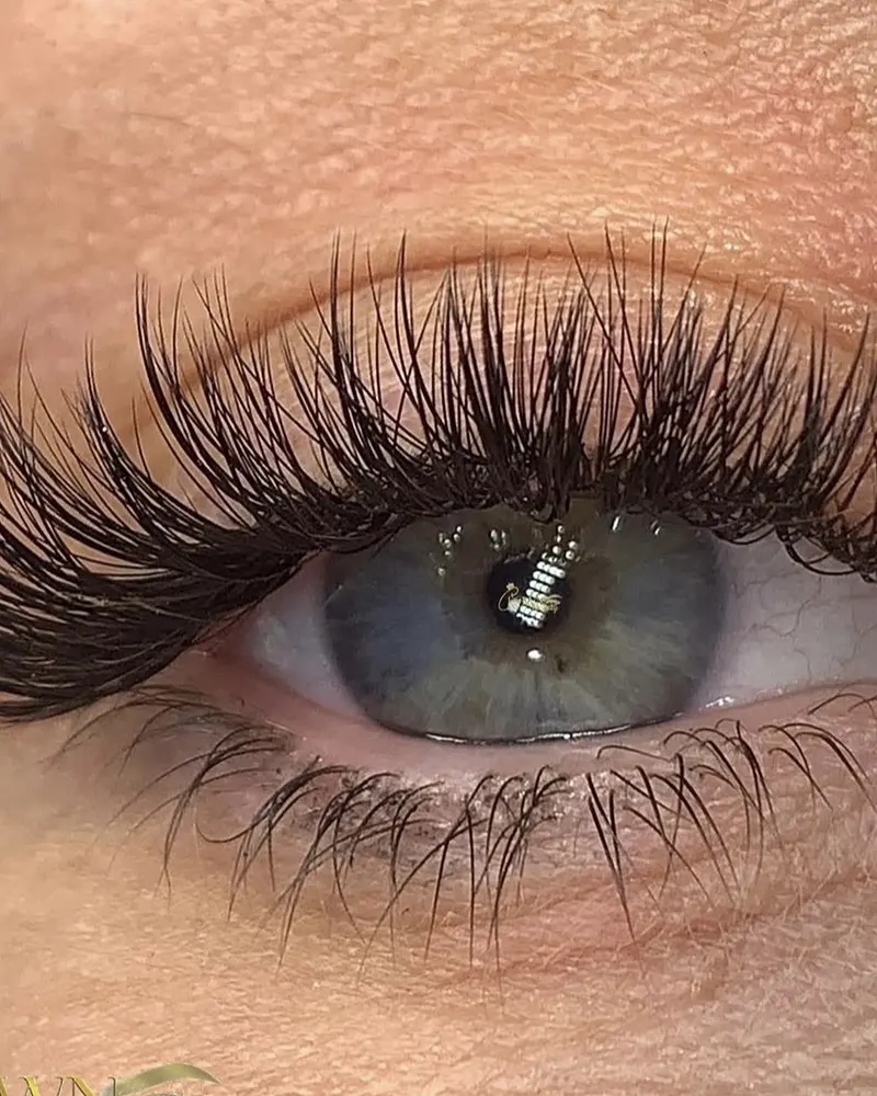 Full wispy lash set on blue eyes